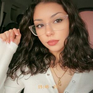 Meet your Posher, Selena